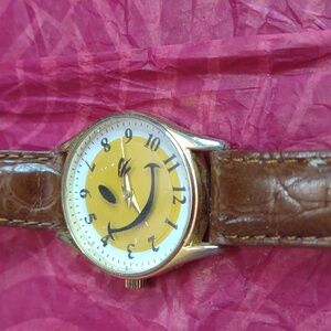 Consirt watch vintage Smile Face Yellow Watch